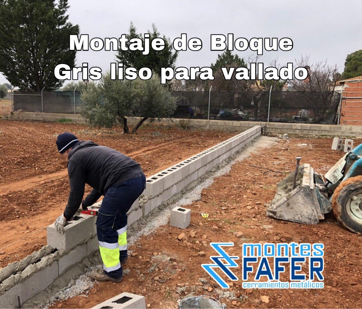 Montaje de bloque gris liso para vallado MontesFafer