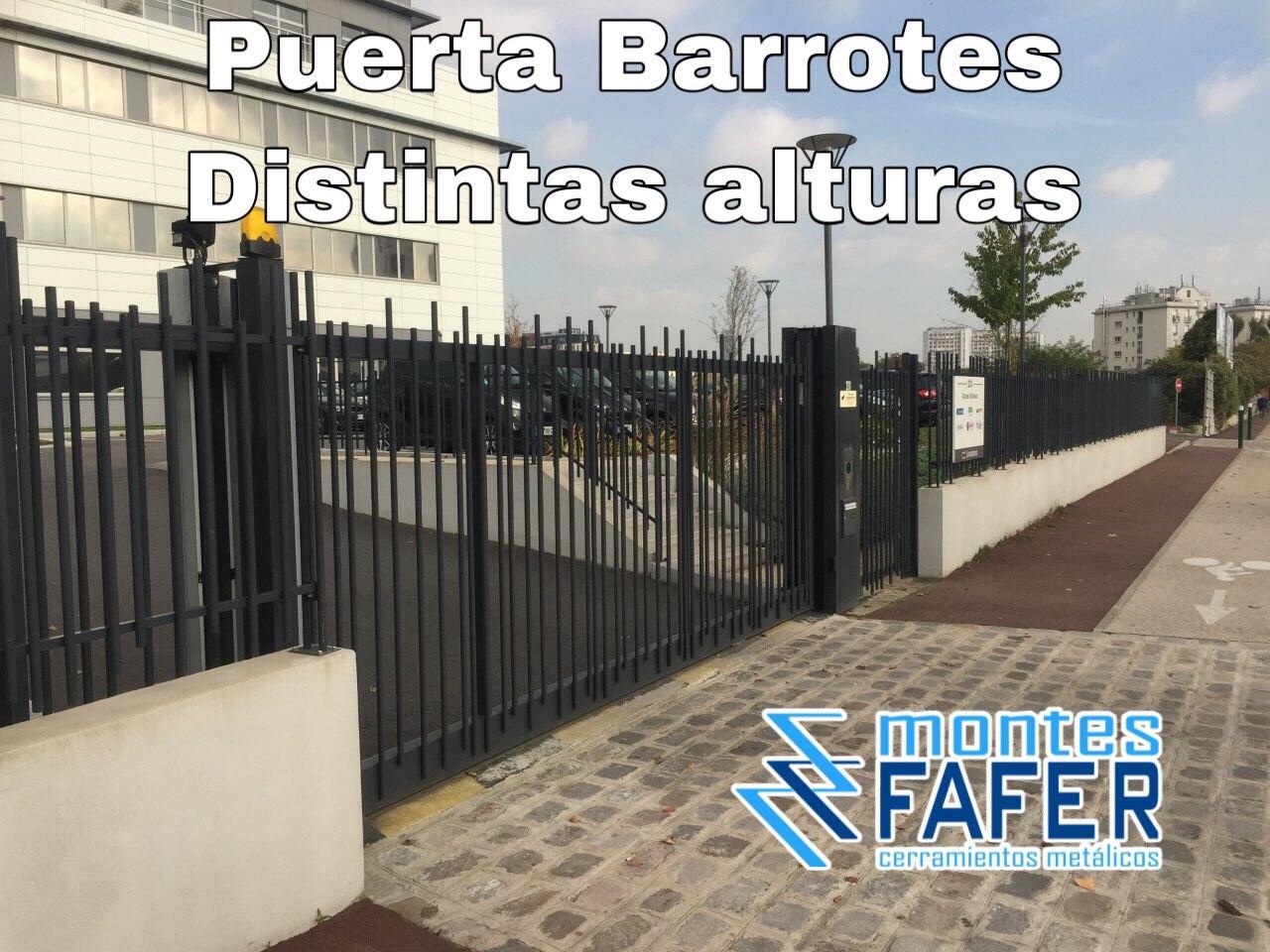Puerta con barrotes de distintas alturas
