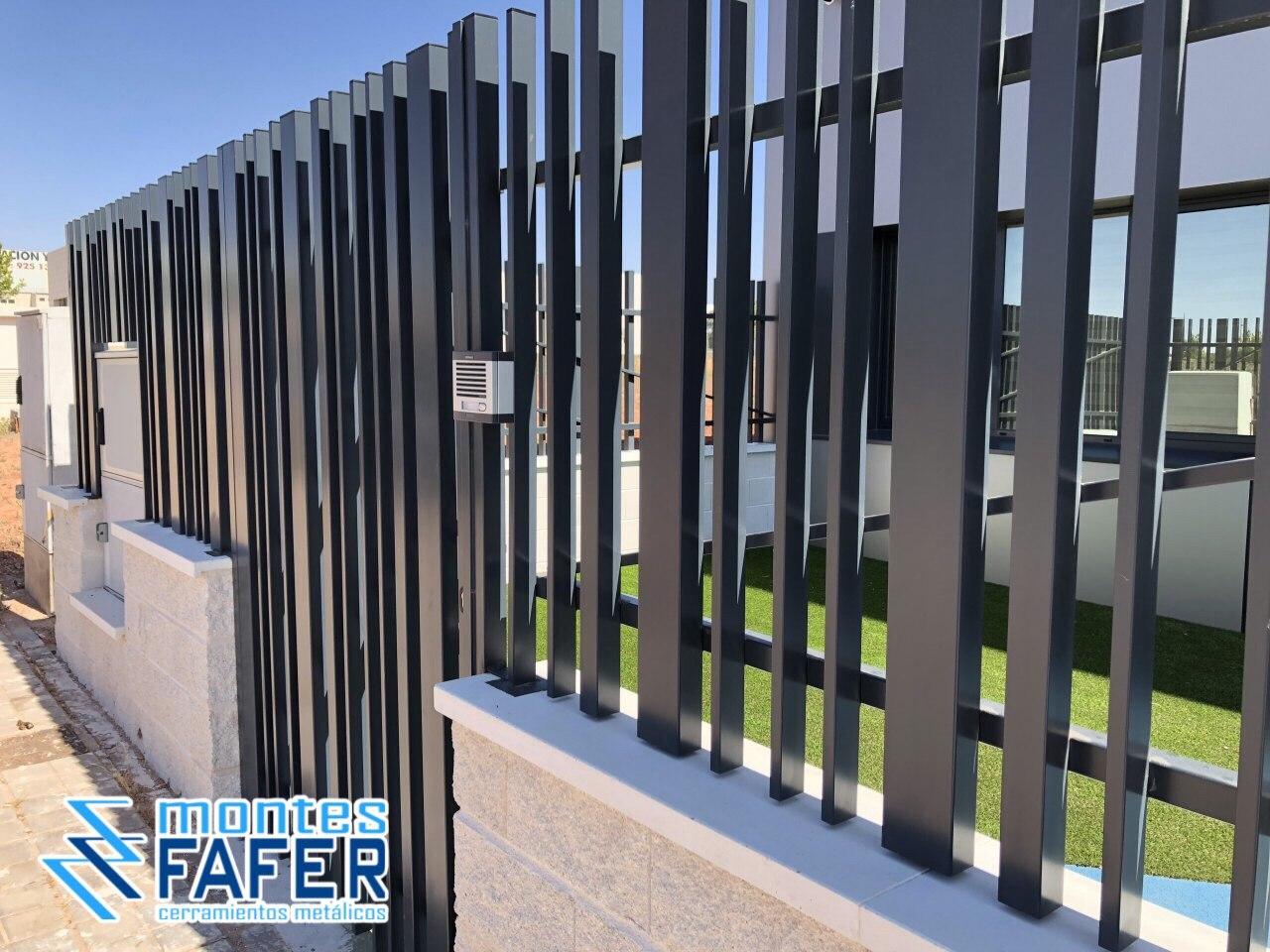 Puerta con barrotes uniformes